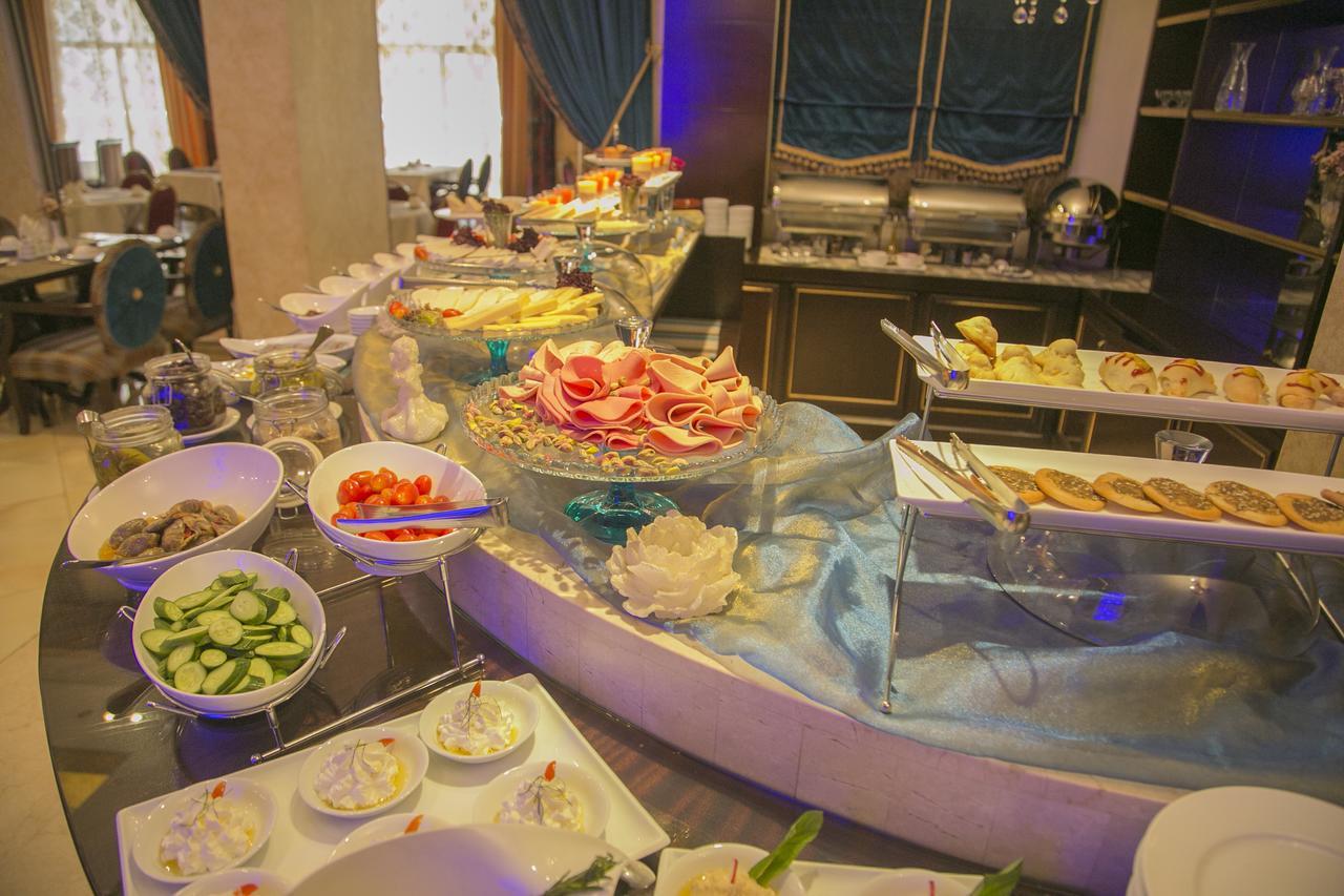 Queens Suite Hotel Beiroet Buitenkant foto